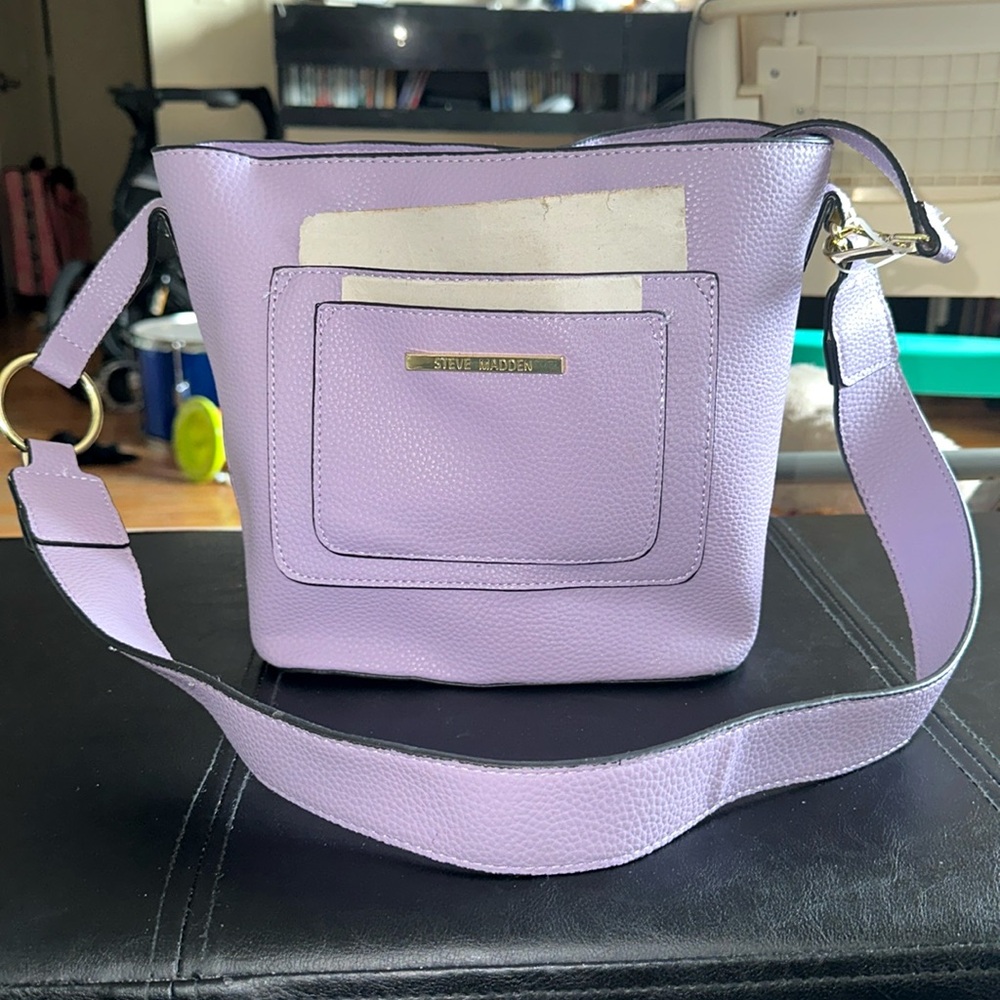 NWOT STEVE MADDEN LAVENDER BUCKET CROSS BODY & HANDBAG